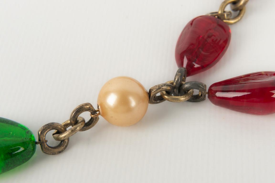 Collar Chanel Alta Costura en perlas de vidrio rojas con metal dorado oscuro en venta 1