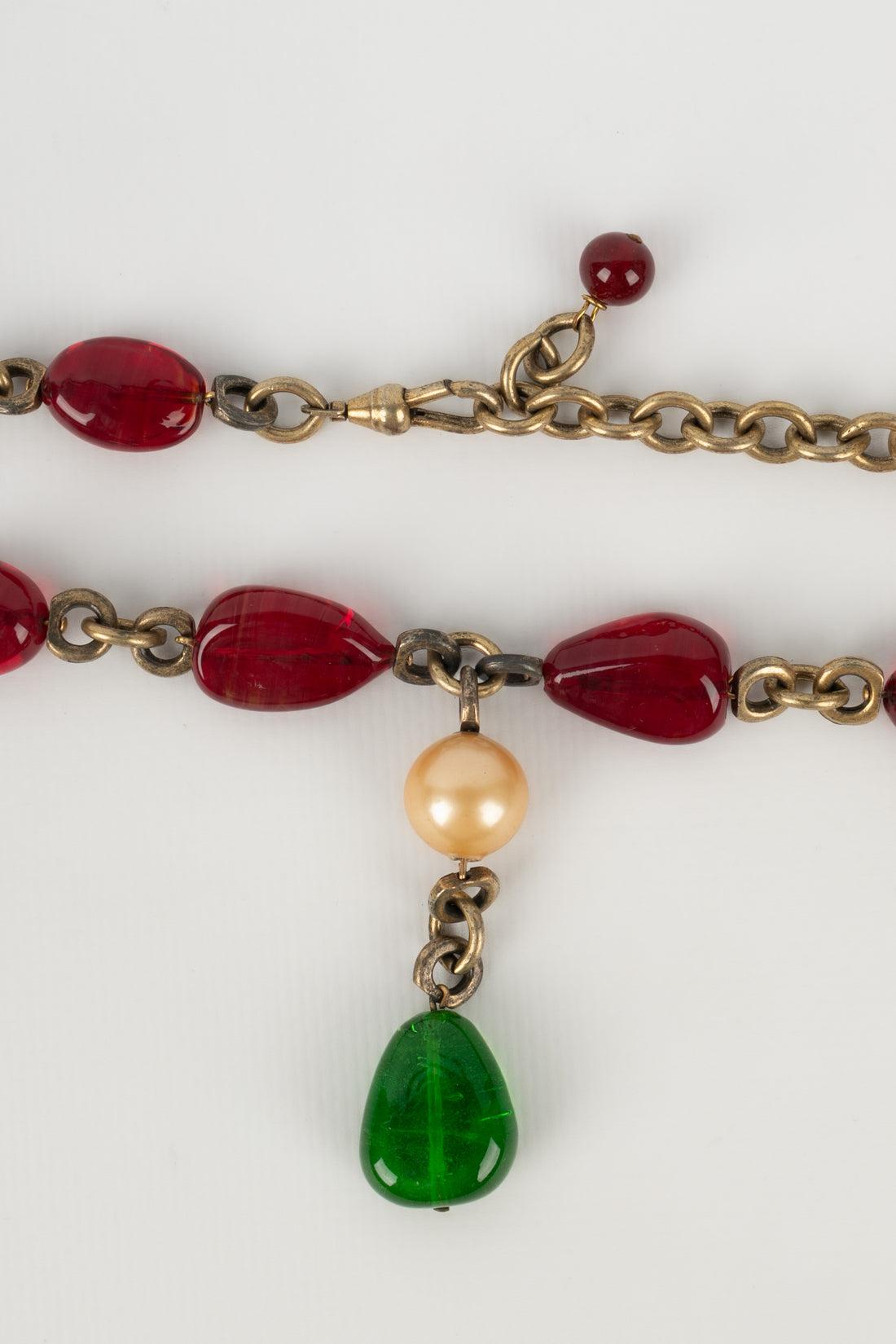 Collar Chanel Alta Costura en perlas de vidrio rojas con metal dorado oscuro en venta 3