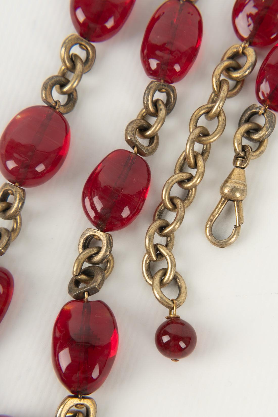 Collar Chanel Alta Costura en perlas de vidrio rojas con metal dorado oscuro en venta 4