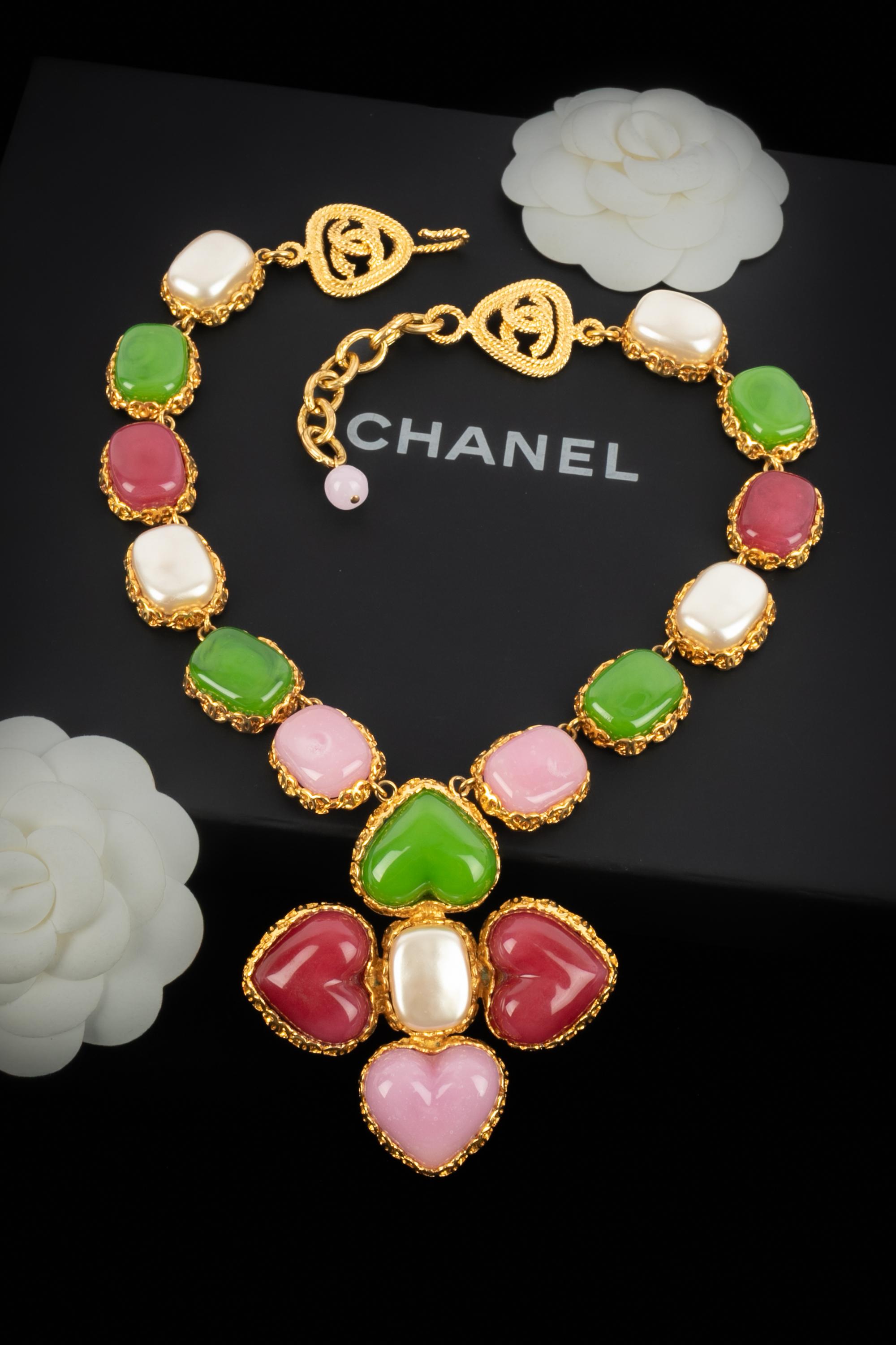CHANEL - (Fabriqué en France) Collier en métal doré avec pâte de verre rose et verte. Collectional printemps-été 1992 sous la direction artistique de Karl Lagerfeld.

Condit :
Très bon état.

Dimensions :
Longueur : 50 cm

SKU:CB135