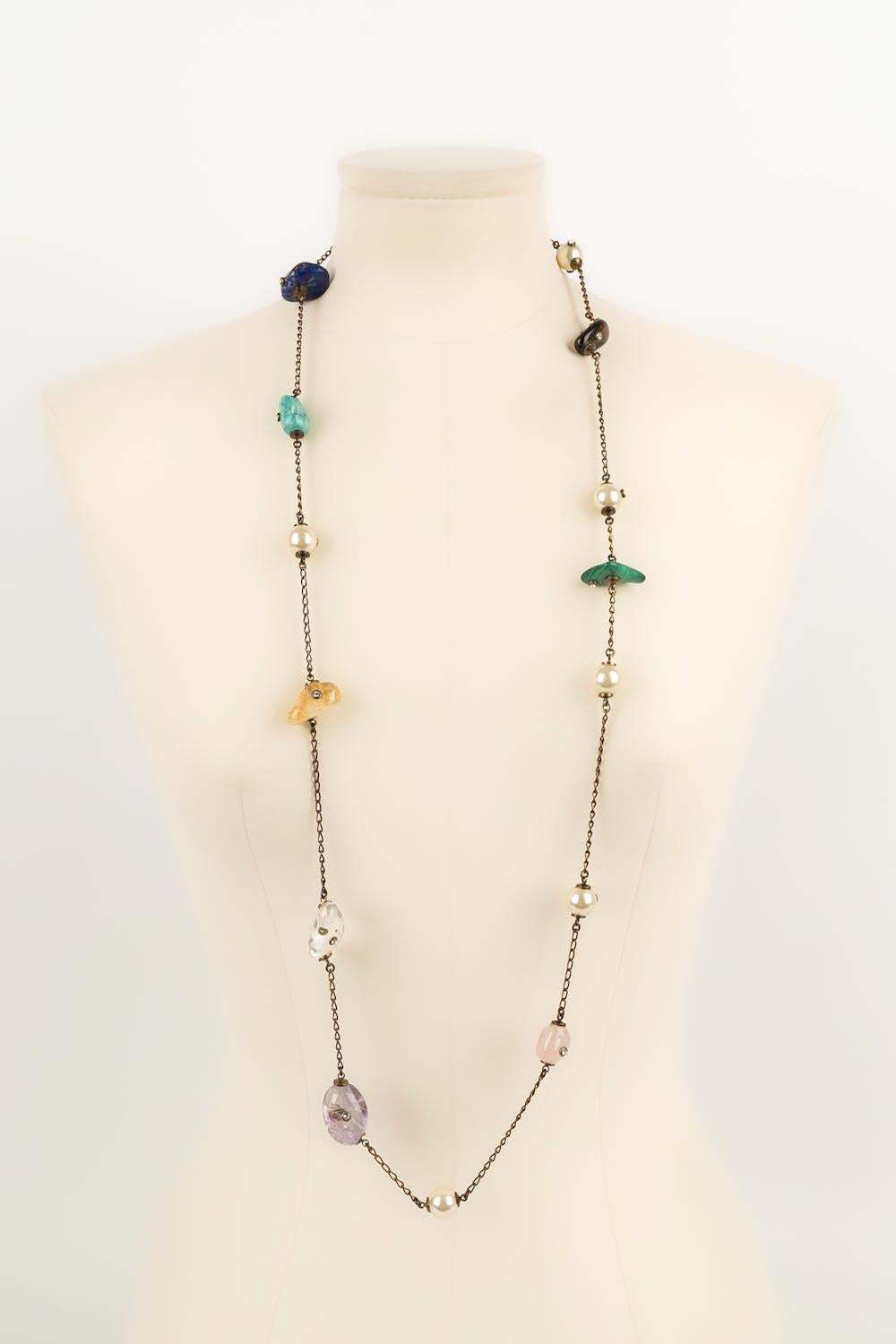 Chanel - (Made in France) Long necklace in copper-plated metal and hard stone beads topped with rhinestones. Fall-Winter 1997 collection.

Additional information:
Dimensions: Length : 103 cm
Condition: Very good condition
Seller Ref number: CB46