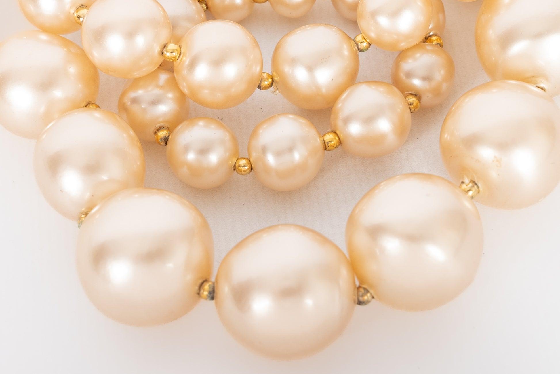 Chanel (Made in France) Necklace in costume pearly beads and gold-plated metal. 2cc9 Collection.

Additional Information:
Condition: Very good condition
Dimensions: Length: 80 cm
Period: 20th Century

Seller Reference: CB173