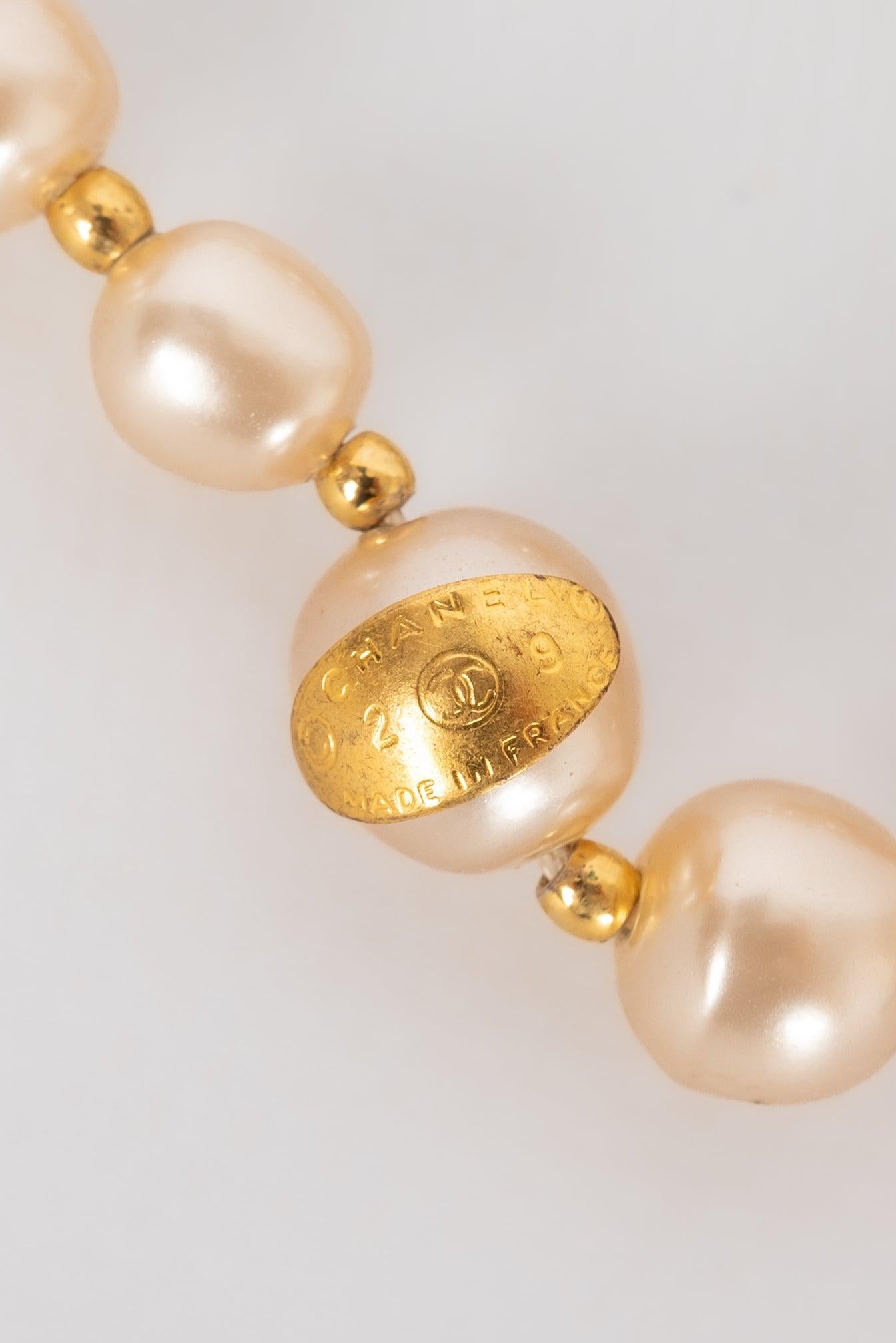 Chanel Necklace in Costume Pearly Beads and Gold-Plated Metal, 1990s In Excellent Condition For Sale In SAINT-OUEN-SUR-SEINE, FR