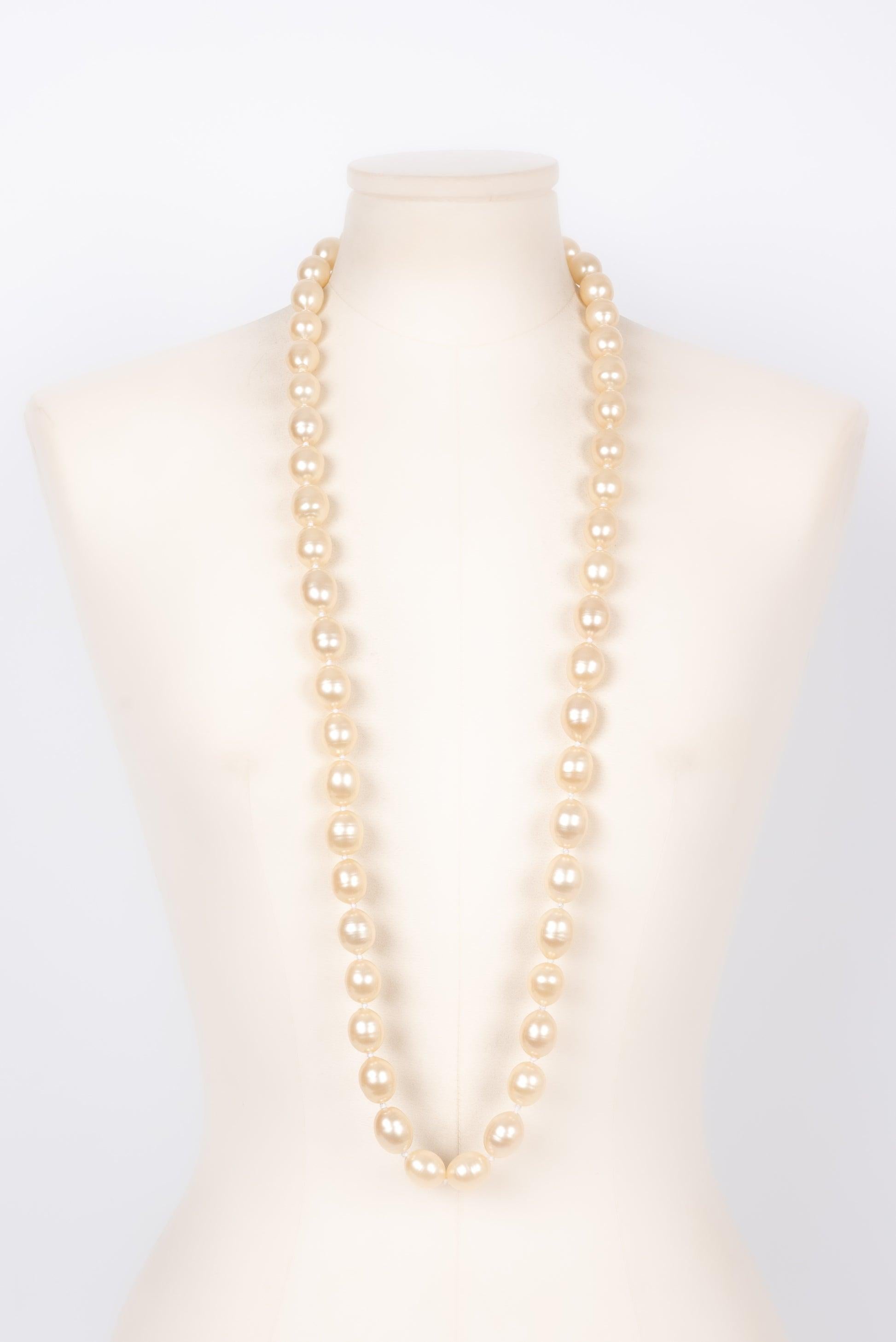 Chanel Necklace in Costume Pearly Beads and Gold-Plated Metal, 1990s For Sale 1