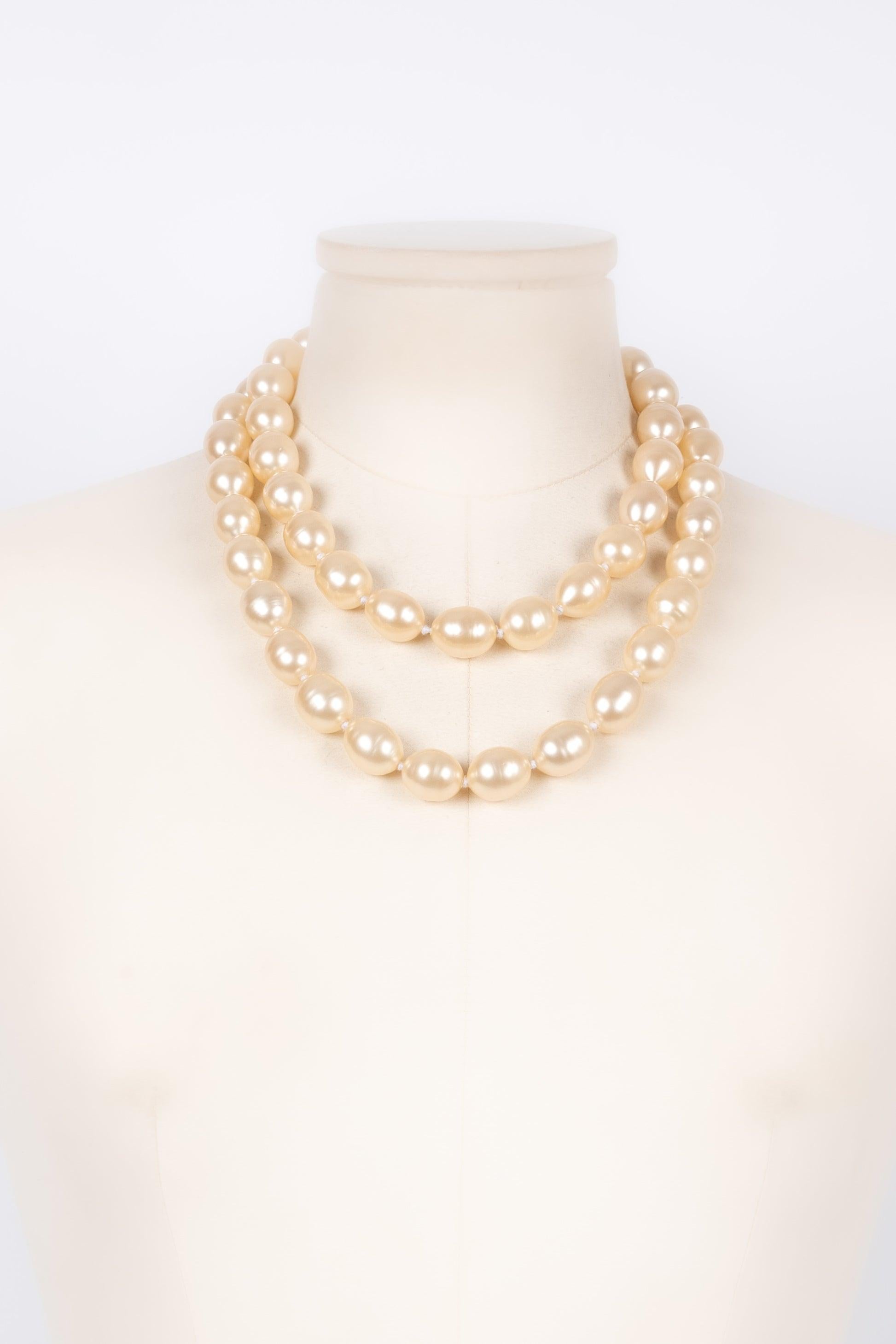 Chanel Necklace in Costume Pearly Beads and Gold-Plated Metal, 1990s For Sale 2