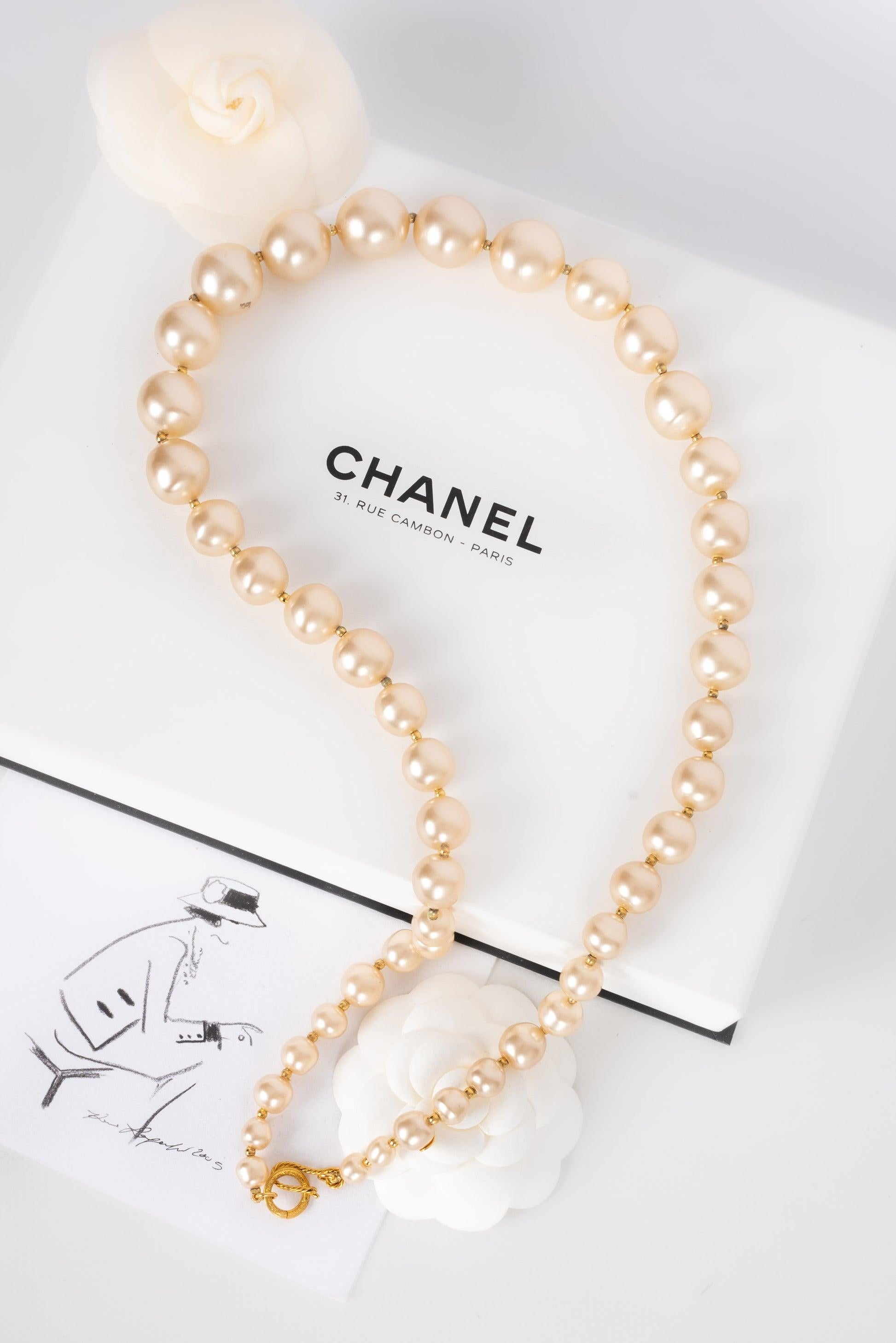 Chanel Necklace in Costume Pearly Beads and Gold-Plated Metal, 1990s For Sale 3