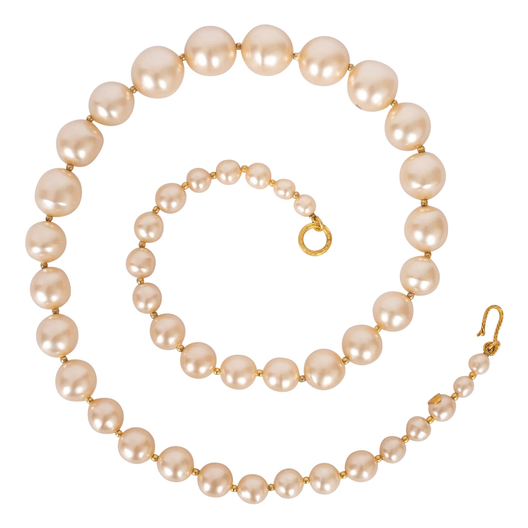 Chanel, collier de perles fantaisie et métal plaqué or, années 1990