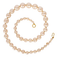 Chanel, collier de perles fantaisie et métal plaqué or, années 1990