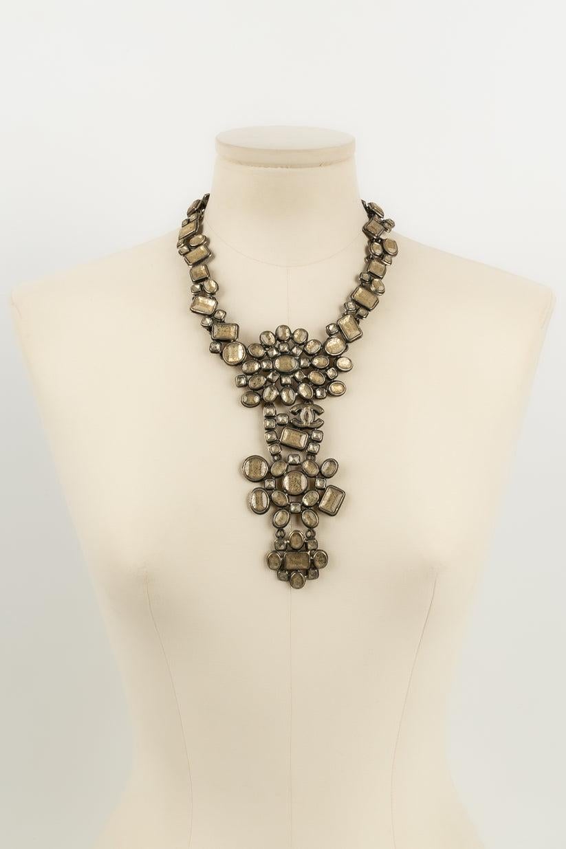 Chanel Halskette aus dunkel versilbertem Metall im Zustand „Gut“ im Angebot in SAINT-OUEN-SUR-SEINE, FR