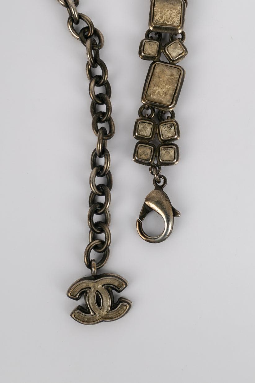 Chanel Halskette aus dunkel versilbertem Metall im Angebot 3