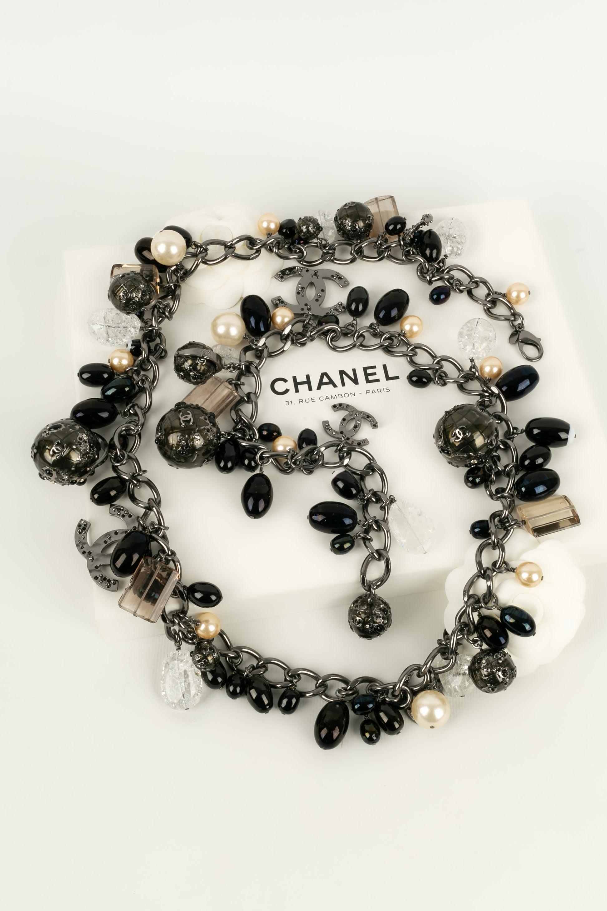 Chanel Collier en métal argenté foncé dans les tons noirs et perles, 2004 en vente 7