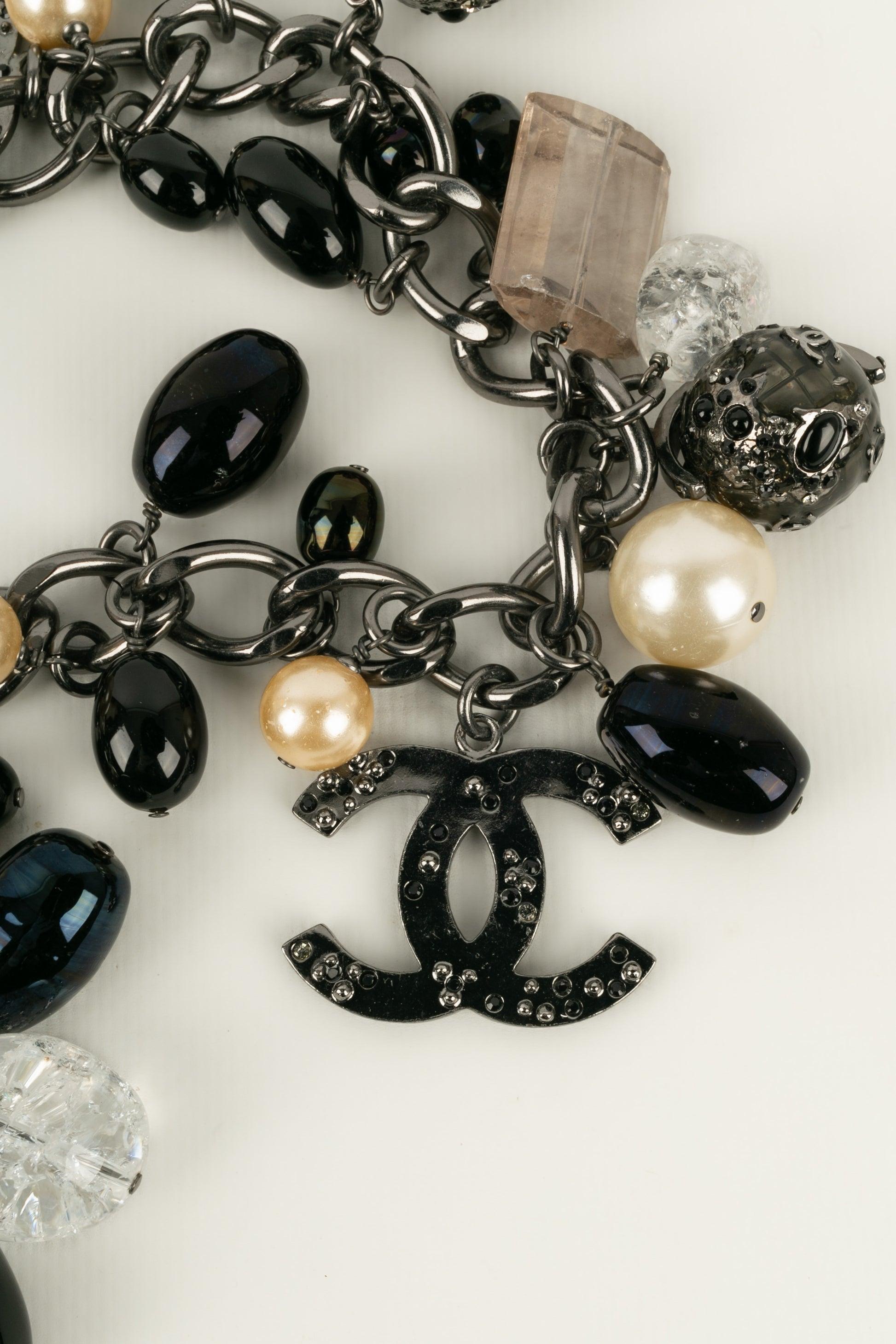 Chanel (Made in France) Impressionnant collier en métal argenté foncé Collection World Map dans les tons noirs et nacrés. Collectional automne-hiver 2004. A noter, parfois les perles nacrées du costume sont portées.

Informations supplémentaires