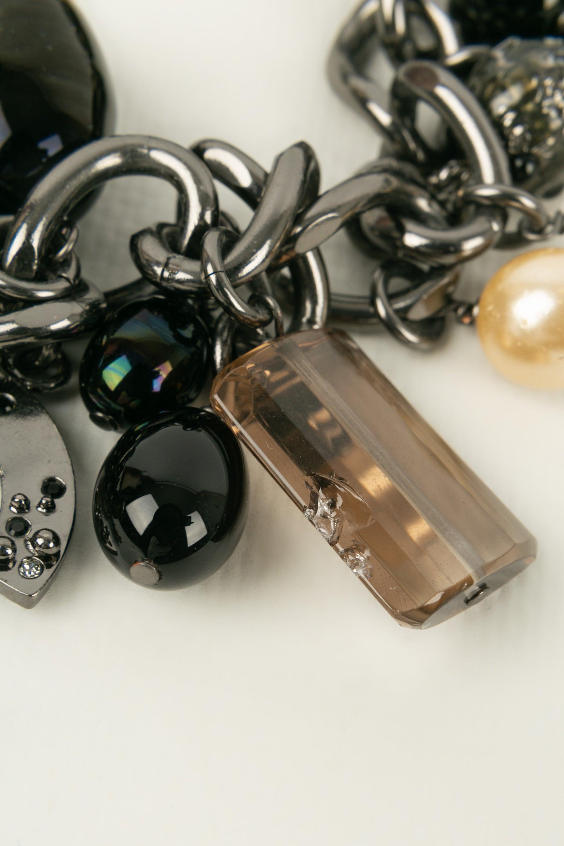Chanel Collier en métal argenté foncé dans les tons noirs et perles, 2004 Bon état - En vente à SAINT-OUEN-SUR-SEINE, FR