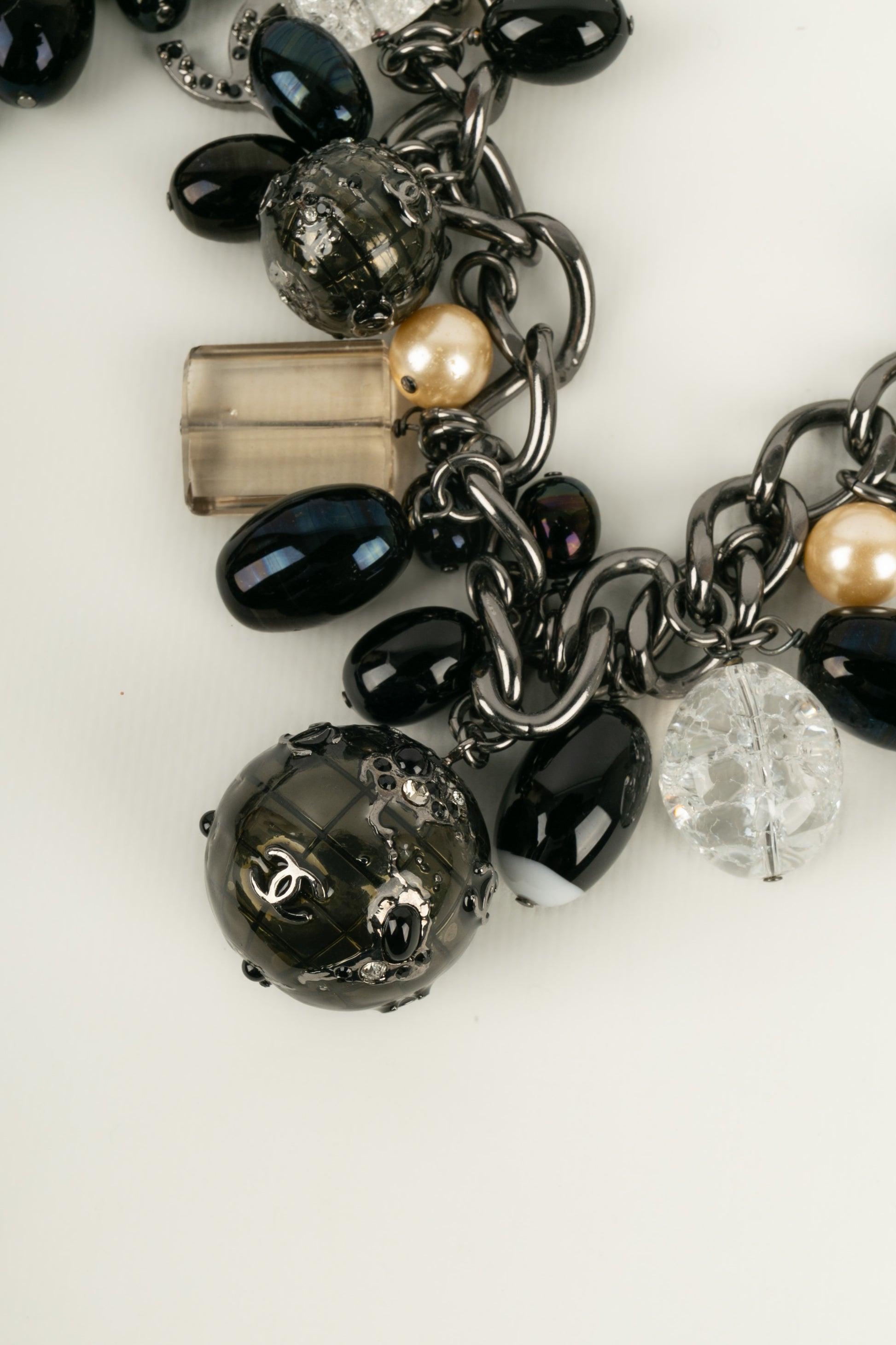 Donna Collana Chanel in metallo placcato argento scuro con toni neri e perlati, 2004 in vendita