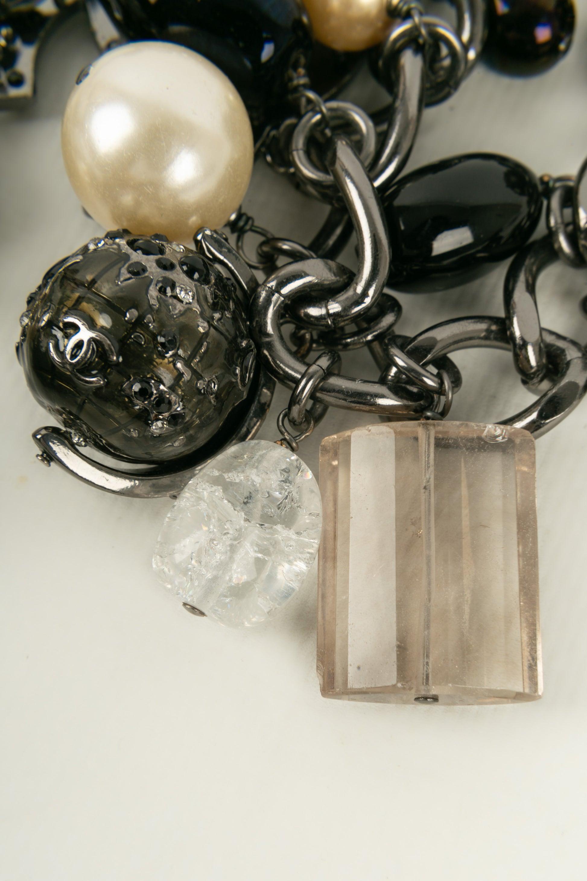 Chanel Collier en métal argenté foncé dans les tons noirs et perles, 2004 en vente 1