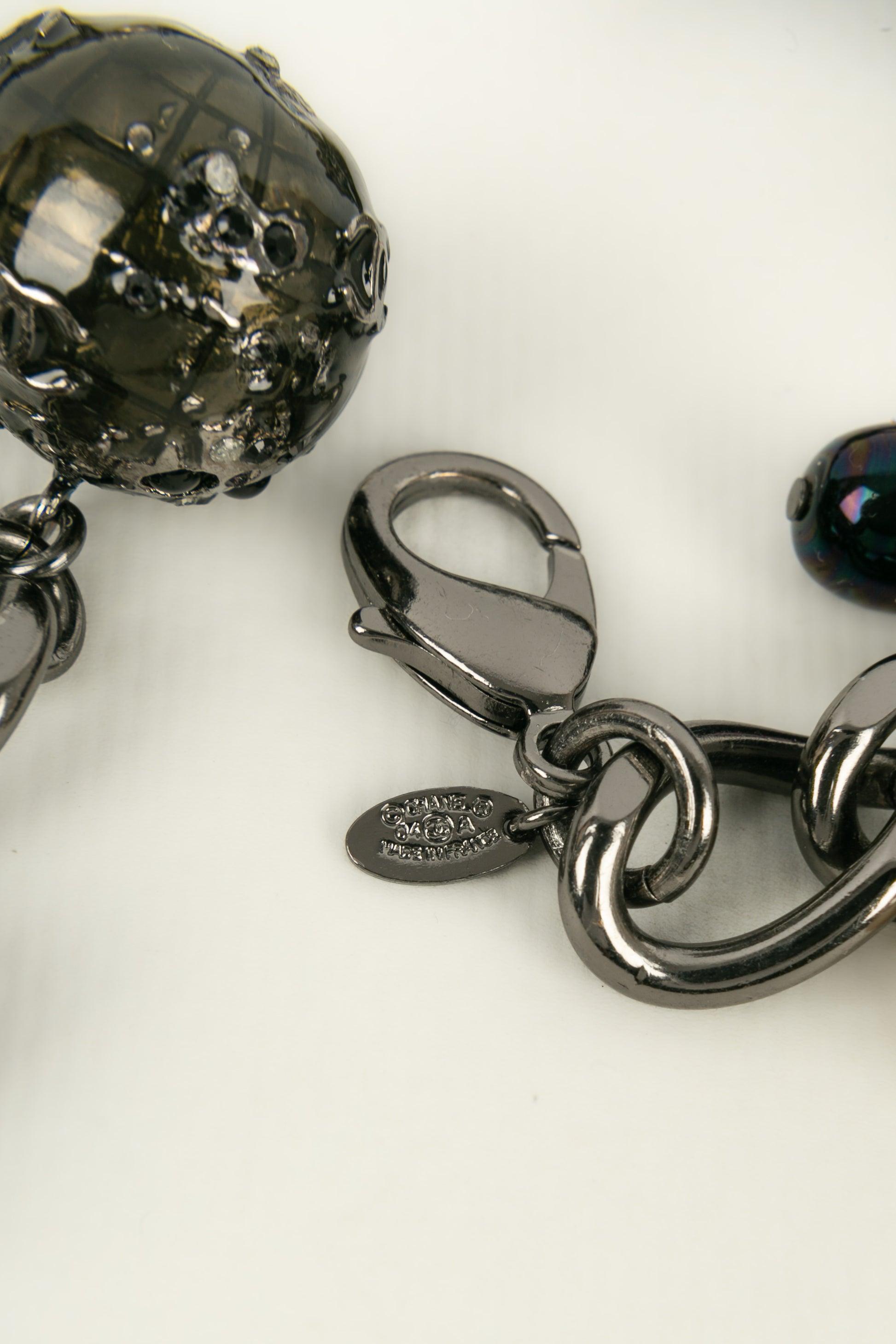 Chanel Collier en métal argenté foncé dans les tons noirs et perles, 2004 en vente 2