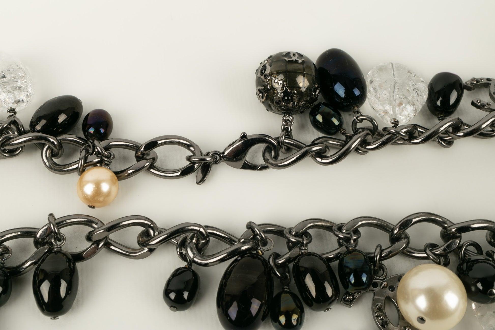 Chanel Collier en métal argenté foncé dans les tons noirs et perles, 2004 en vente 3