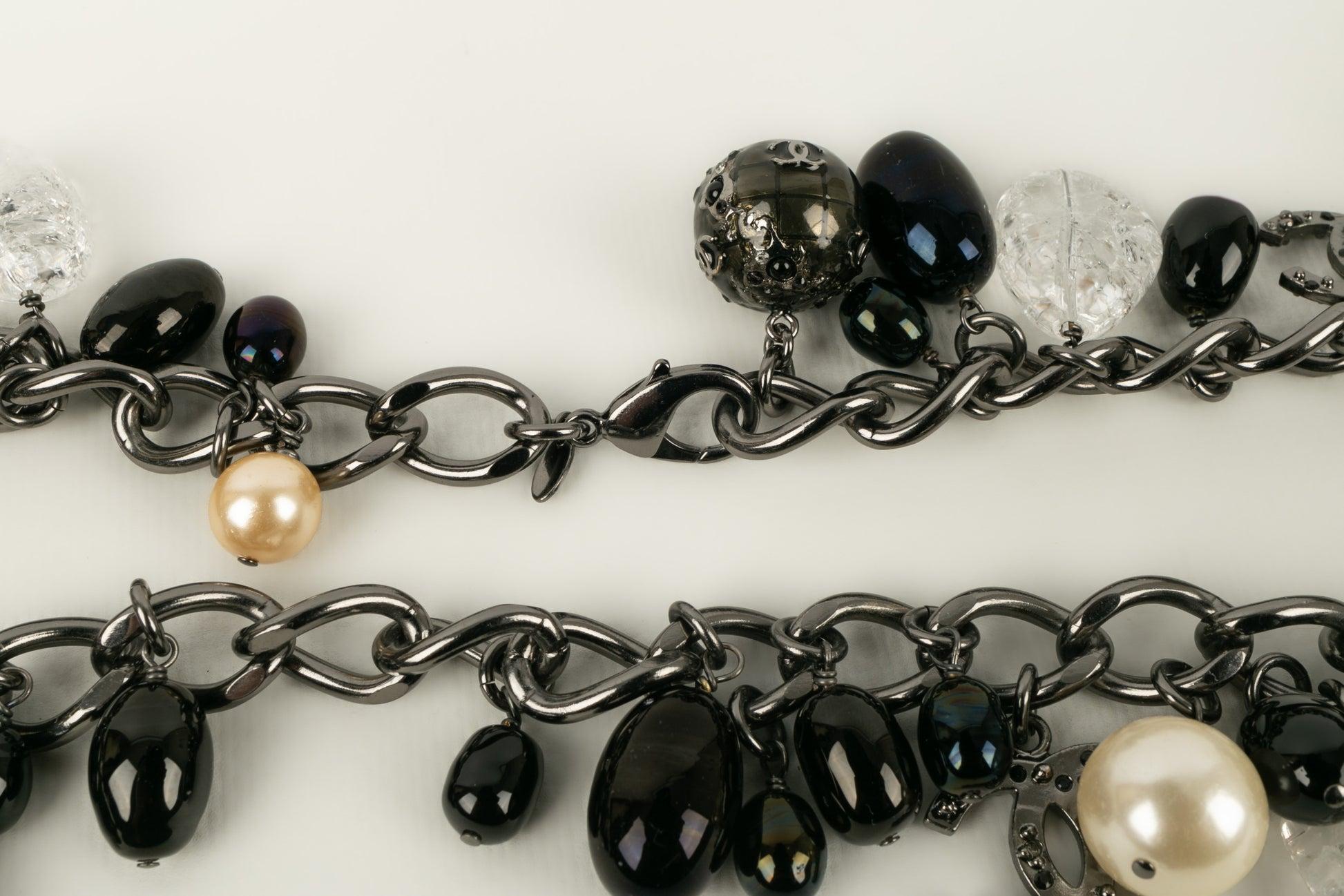 Collana Chanel in metallo placcato argento scuro con toni neri e perlati, 2004 in vendita 3