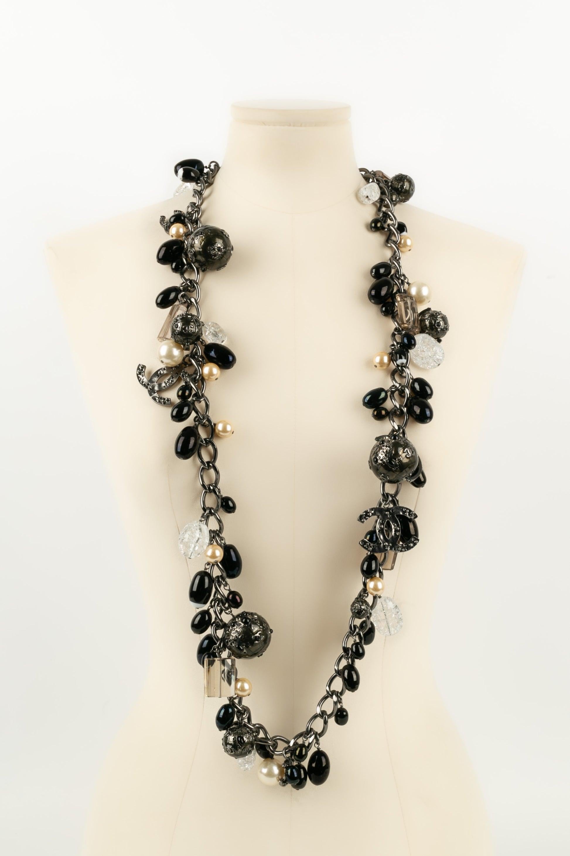 Chanel Collier en métal argenté foncé dans les tons noirs et perles, 2004 en vente 4