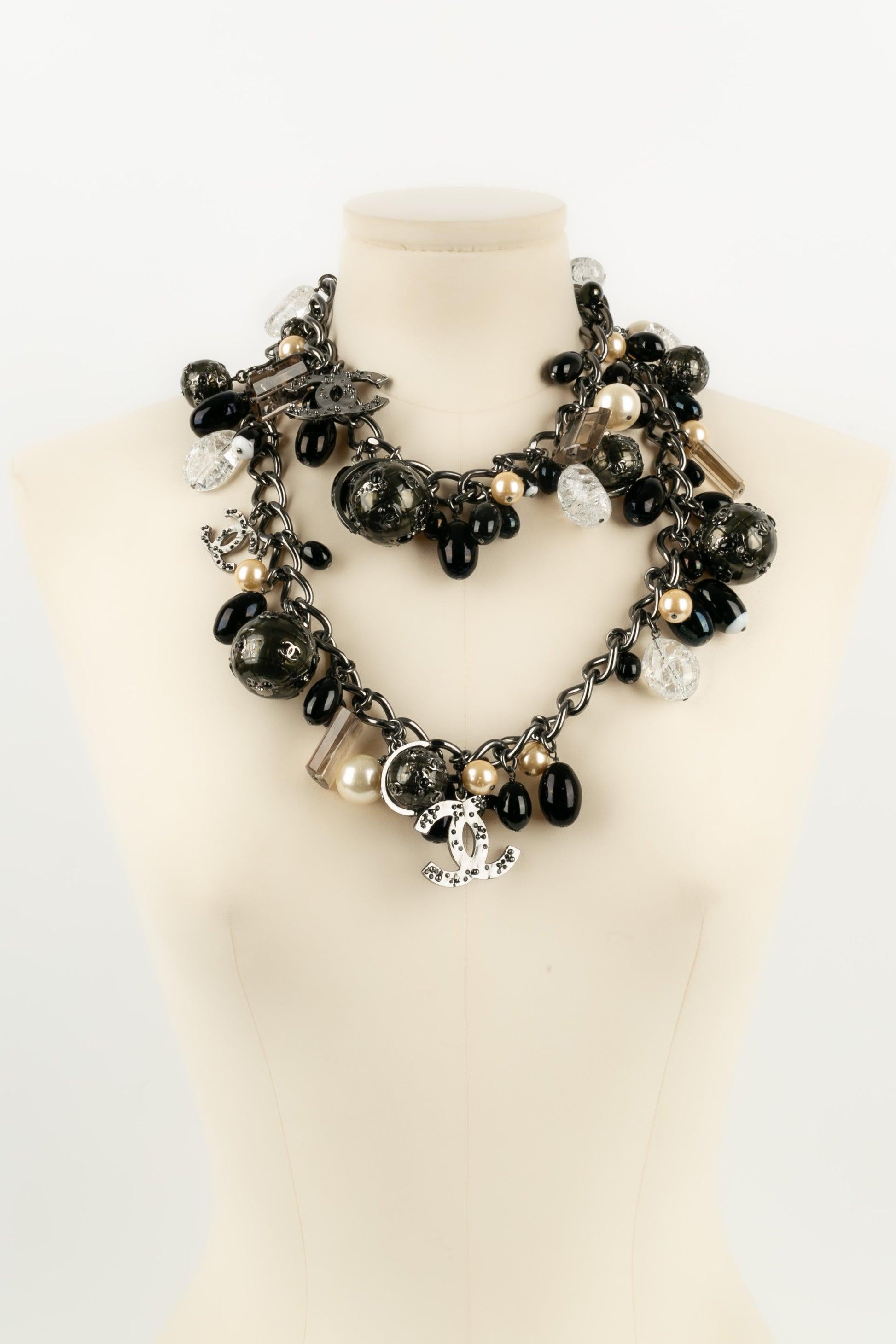 Collana Chanel in metallo placcato argento scuro con toni neri e perlati, 2004 in vendita 5