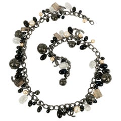 Collana Chanel in metallo placcato argento scuro con toni neri e perlati, 2004