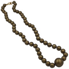 Vintage Chanel necklace in fake pearls