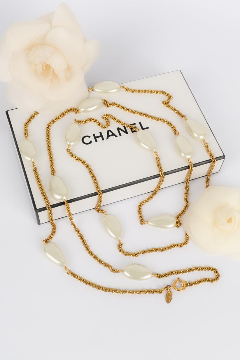 Chanel - (Made in France) Langes Collier aus edlen Perlen und einer feinen goldenen Metallkette. Modell aus den 1980er Jahren.

Zusätzliche Informationen:
Abmessungen: Länge: 190 cm
Zustand: Sehr guter Zustand
Sellers Ref-Nummer: CB5