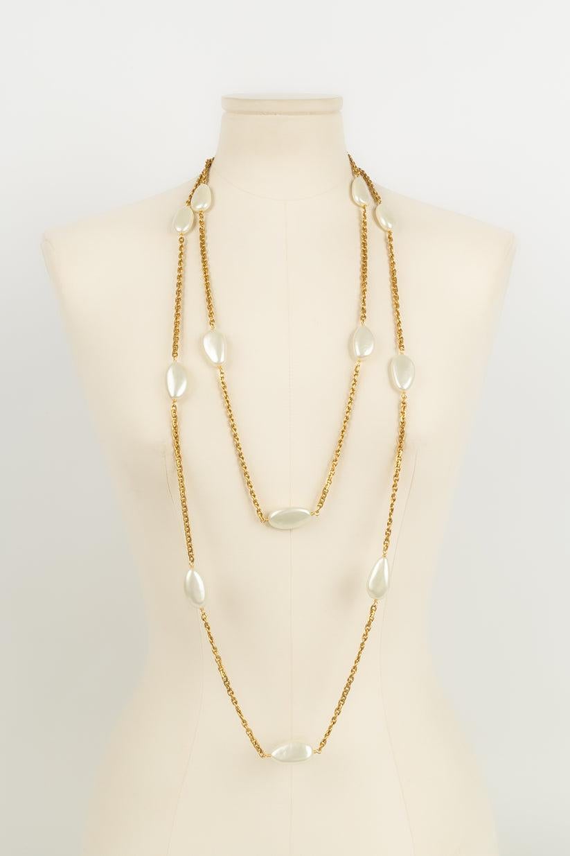 Chanel Collier de perles fantaisie et chaîne en métal doré Excellent état - En vente à SAINT-OUEN-SUR-SEINE, FR