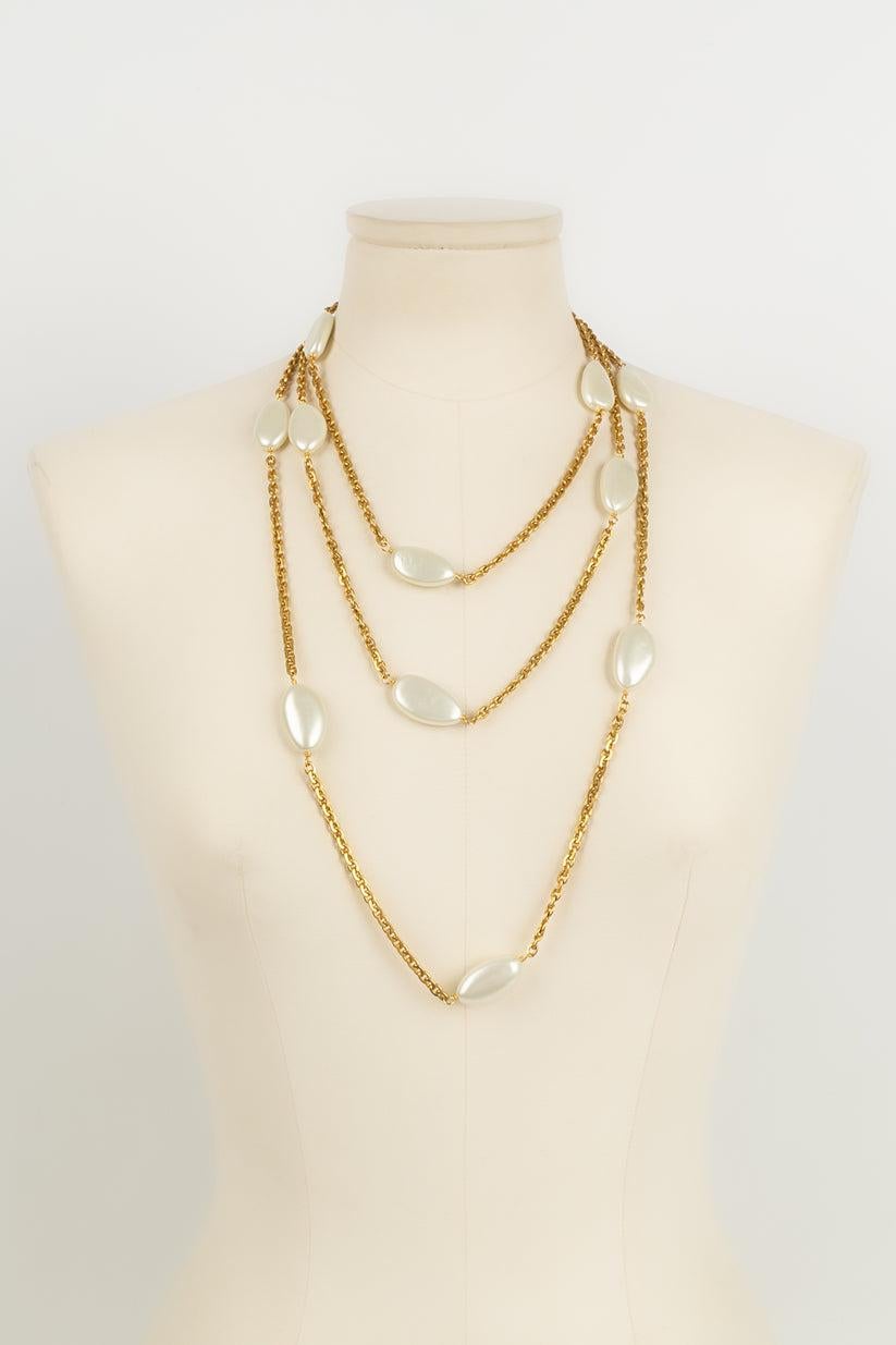 Chanel Collier de perles fantaisie et chaîne en métal doré Pour femmes en vente