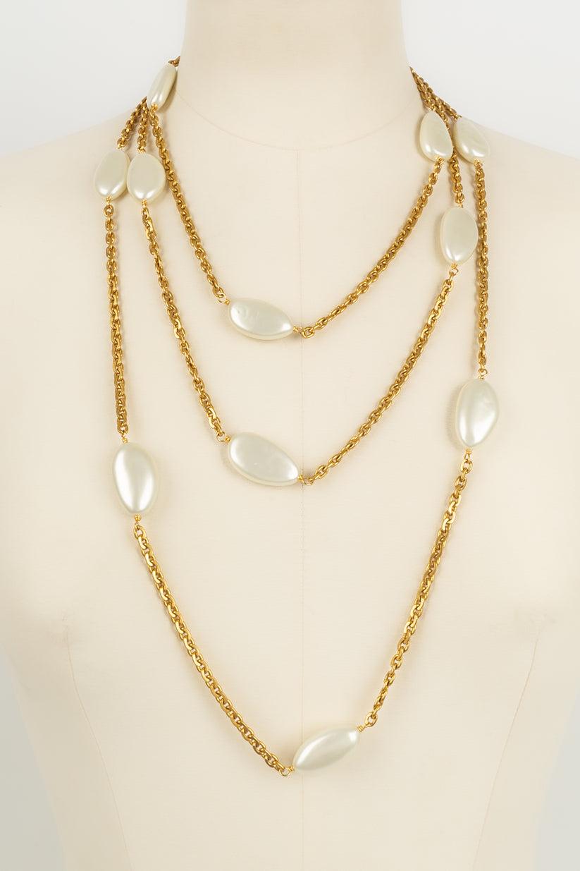 Chanel Halskette aus ausgefallenen Perlen und Goldmetallkette im Angebot 1