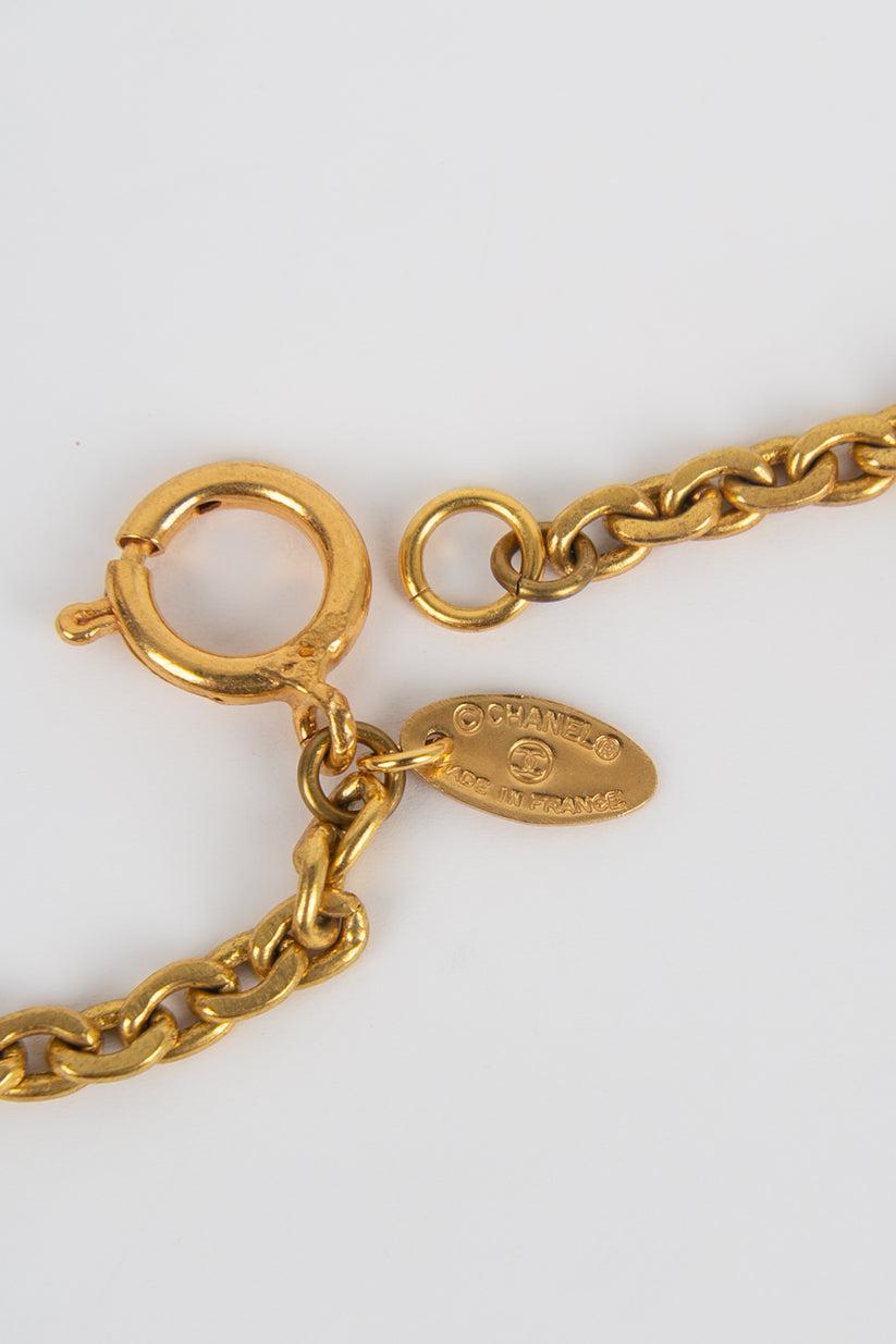 Chanel Collier de perles fantaisie et chaîne en métal doré en vente 2