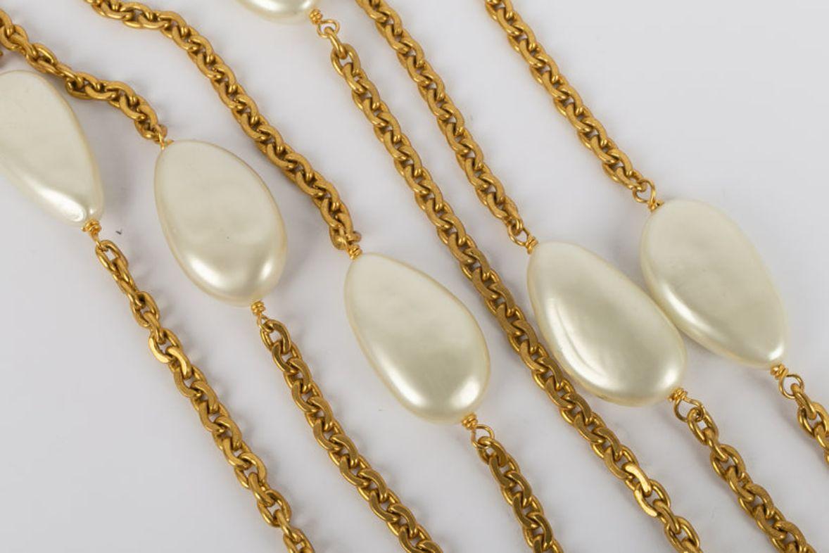 Chanel Collier de perles fantaisie et chaîne en métal doré en vente 3
