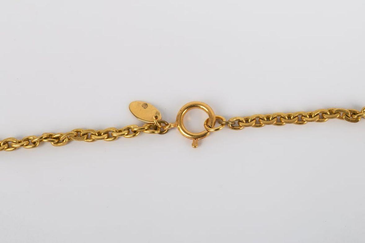 Chanel Halskette aus ausgefallenen Perlen und Goldmetallkette im Angebot 4