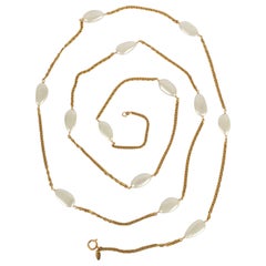 Collar Chanel de perlas de fantasía y cadena de metal dorado