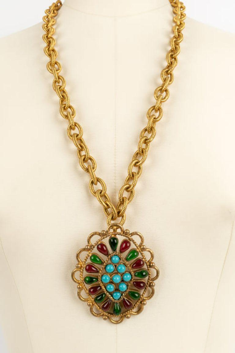 Chanel Necklace in Gilded Metal with Pendant In Excellent Condition For Sale In SAINT-OUEN-SUR-SEINE, FR