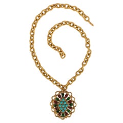 Collar Chanel de metal dorado con colgante