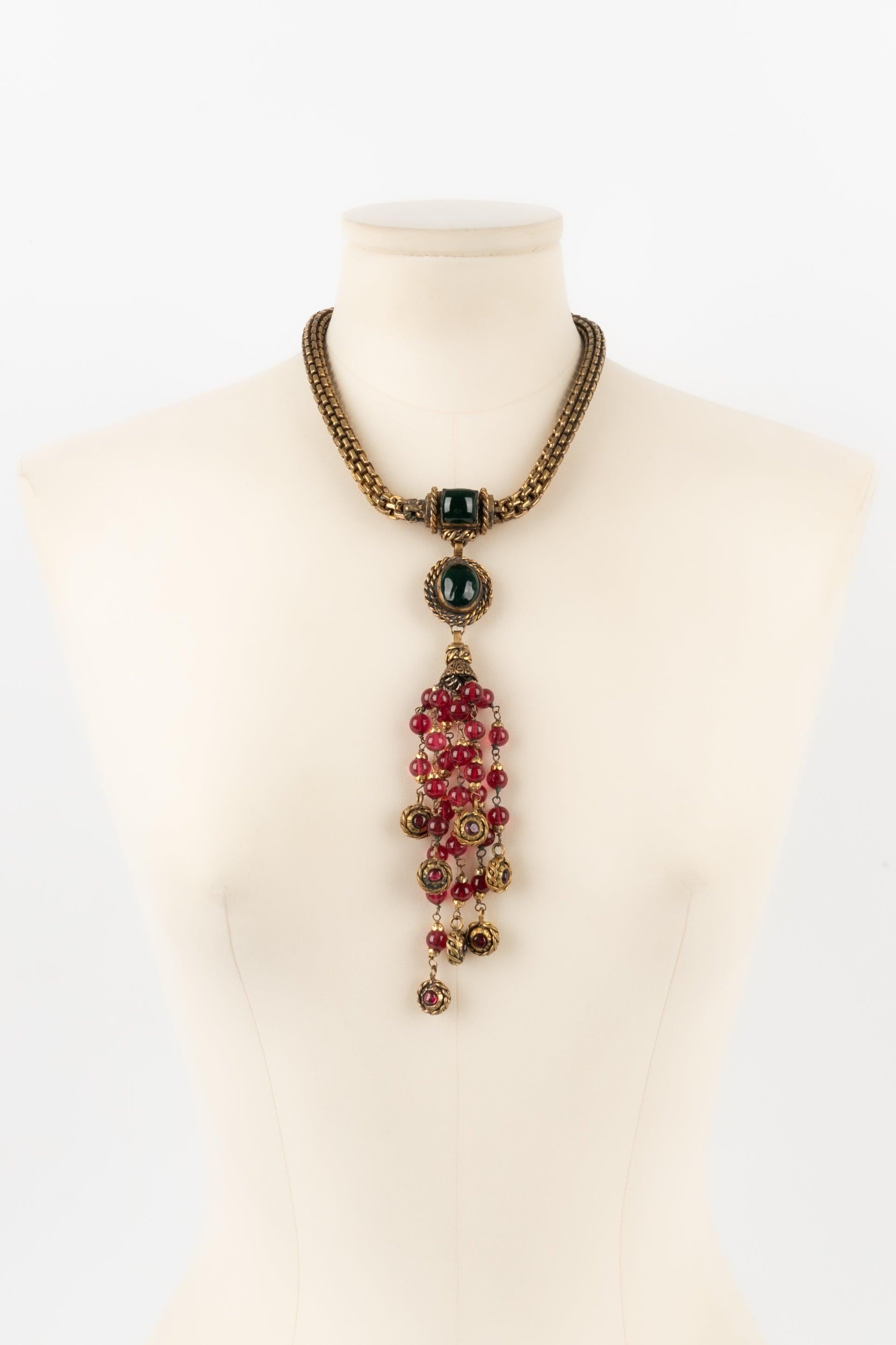 Chanel - Glass paste and dark-golden metal necklace. 1984 Collection.

Additional information:
Condition: Good condition
Dimensions: Length: 44 cm
Period: 20th Century

Seller Reference: CB89
