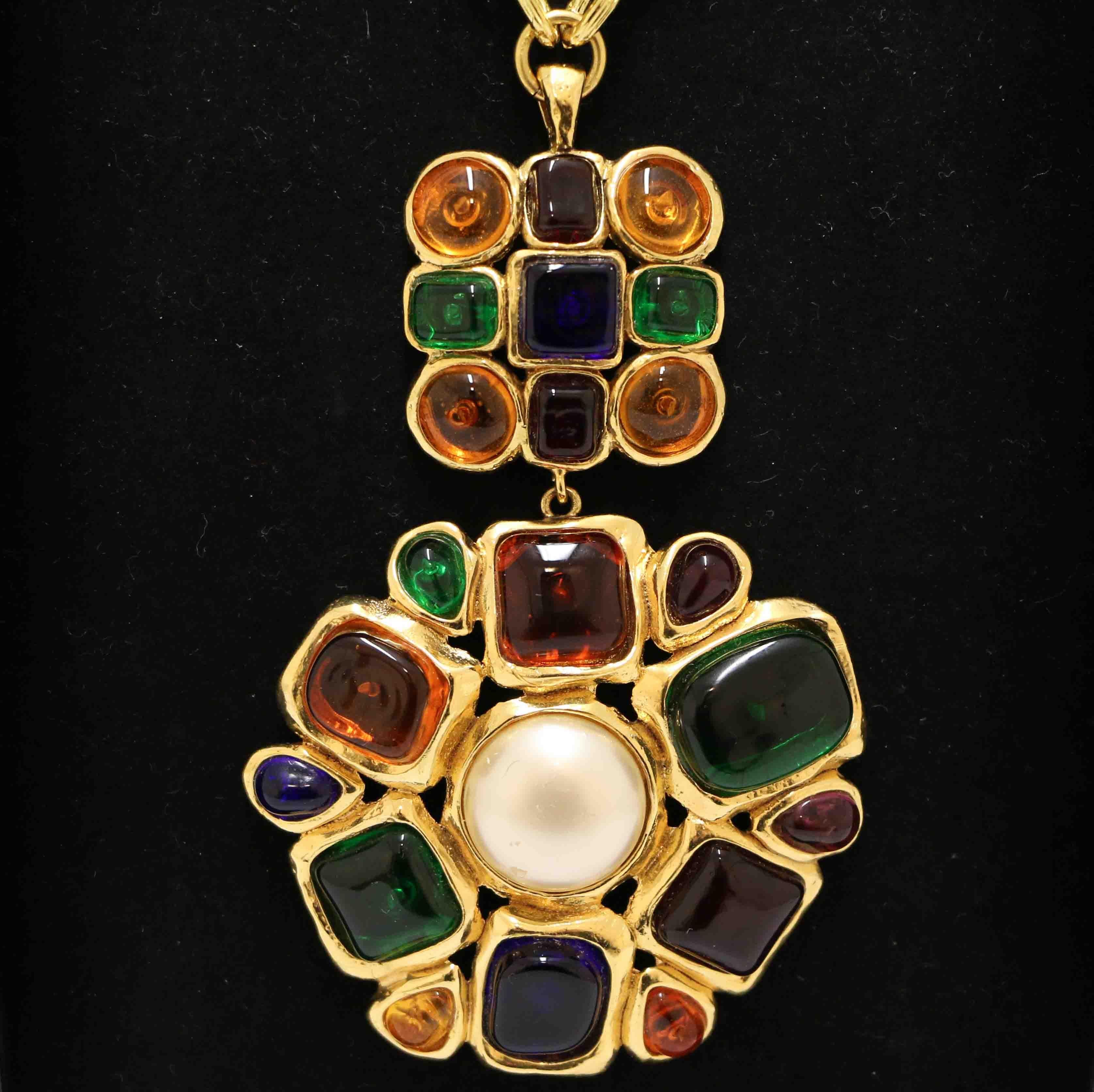 Rare and beautiful Chanel necklace with a pendant made in glass. An exceptional piece of the 90s. 

Condition : Very good
Made in France
Materials : metal, glass paste
Colors : gold, pearl, emerald, saphire, ruby, orange
Dimensions : chain's length
