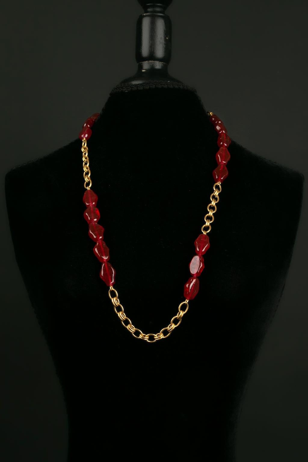 Chanel -Long necklace in gold metal and red glass paste pearls. Collection 1983.

Additional information: 
Dimensions: Length: 83 cm
Condition: Very good condition
Seller Ref number: CB91