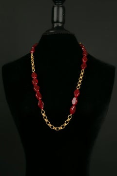 Collana Chanel in metallo dorato e perle rosse in pasta di vetro
