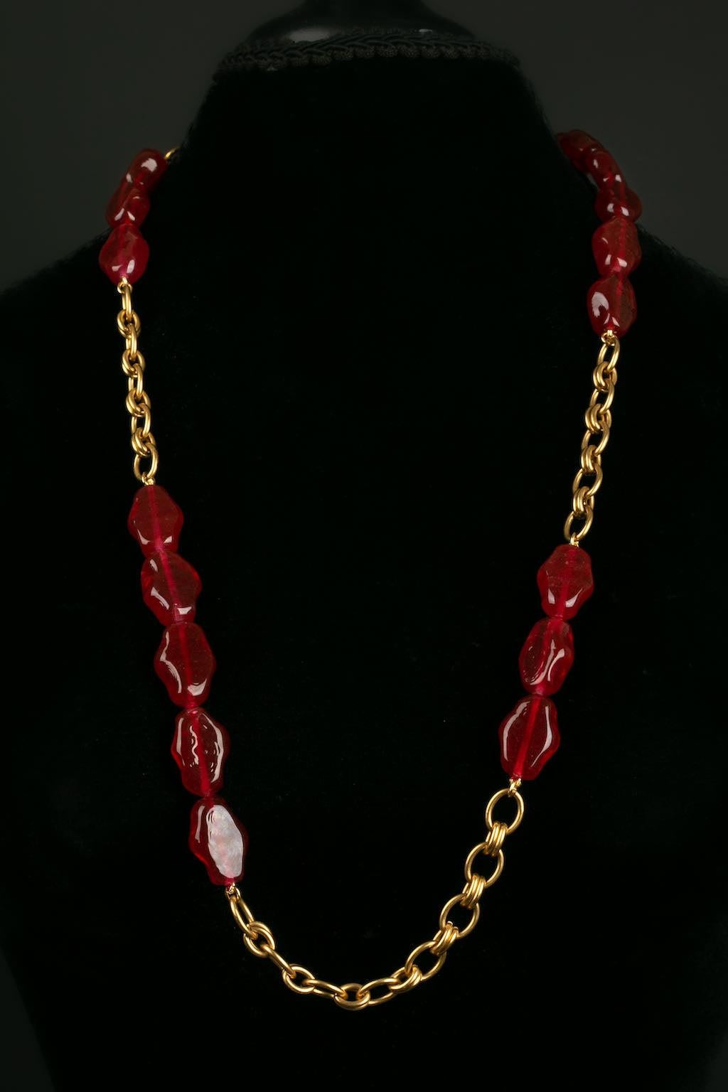 Chanel Necklace in Gold Metal and Red Glass Paste Pearls In Excellent Condition For Sale In SAINT-OUEN-SUR-SEINE, FR