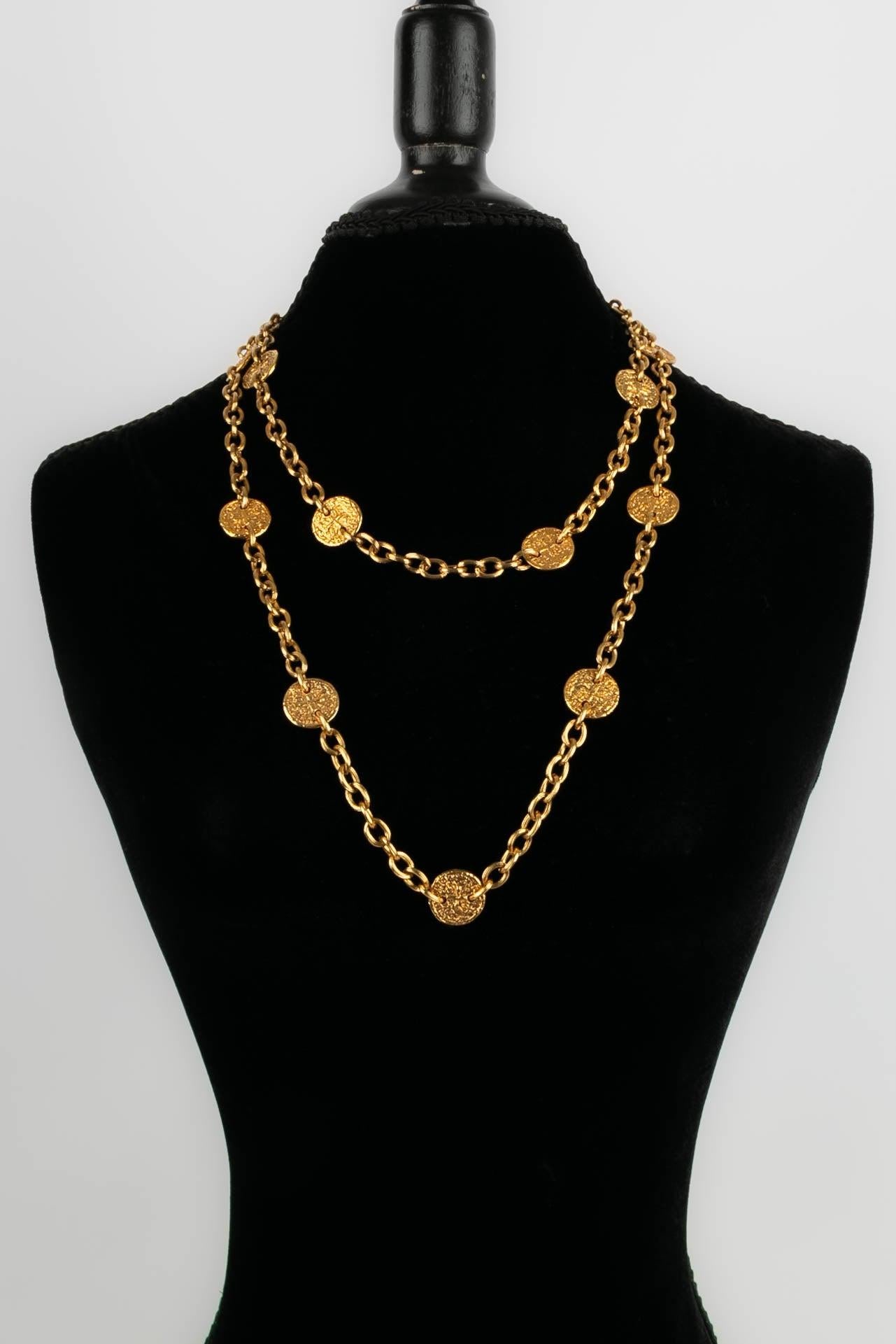 Chanel -(Made in France) Long necklace in gold metal composed of a chain and medals. Fall-Winter 1993 collection.

Additional information: 
Dimensions: Length : 131 cm
Condition: Very good condition
Seller Ref number: CB136