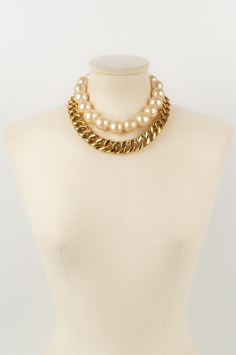 Chanel Halskette aus Gold Metallkette und Perlenperlen im Zustand „Hervorragend“ in SAINT-OUEN-SUR-SEINE, FR