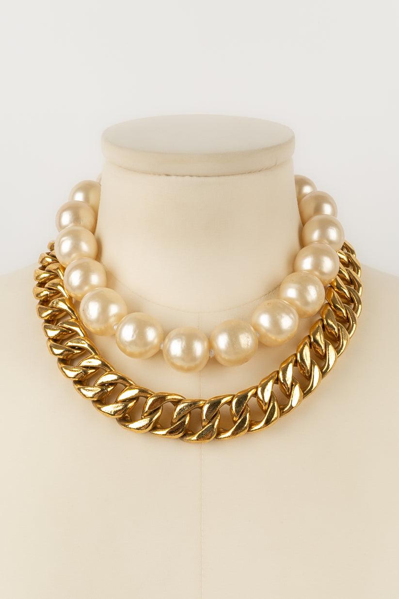 Women's Chanel Necklace in Gold Metal Chain and Pearly Pearls For Sale