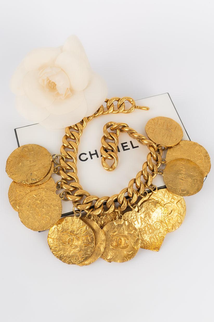 Chanel Halskette aus Gold und Metall mit mehreren Anhängern im Angebot 6