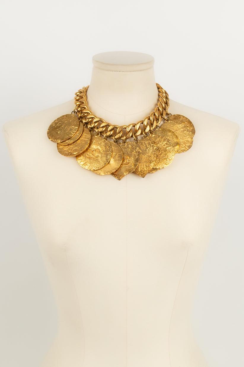 Chanel - (Made in France) Imposing short necklace in gold metal and its multiple charms. 1993 Cruise Collection.

Additional information:
Dimensions: Length : 42 cm
Condition: Very good condition
Seller Ref number: CB32