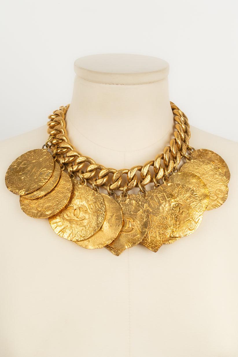 Chanel Halskette aus Gold und Metall mit mehreren Anhängern im Zustand „Hervorragend“ im Angebot in SAINT-OUEN-SUR-SEINE, FR