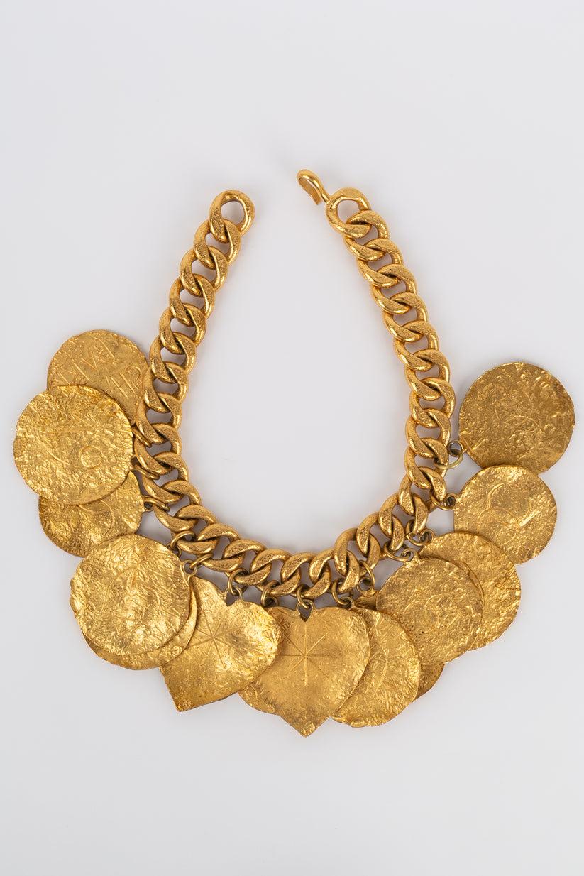 Chanel Halskette aus Gold und Metall mit mehreren Anhängern Damen im Angebot