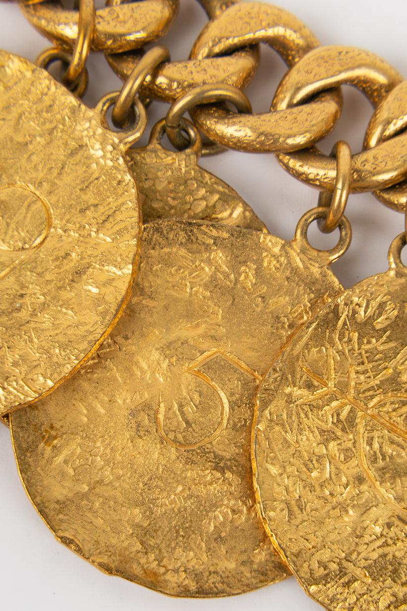 Chanel Collier en métal doré avec plusieurs breloques en vente 1