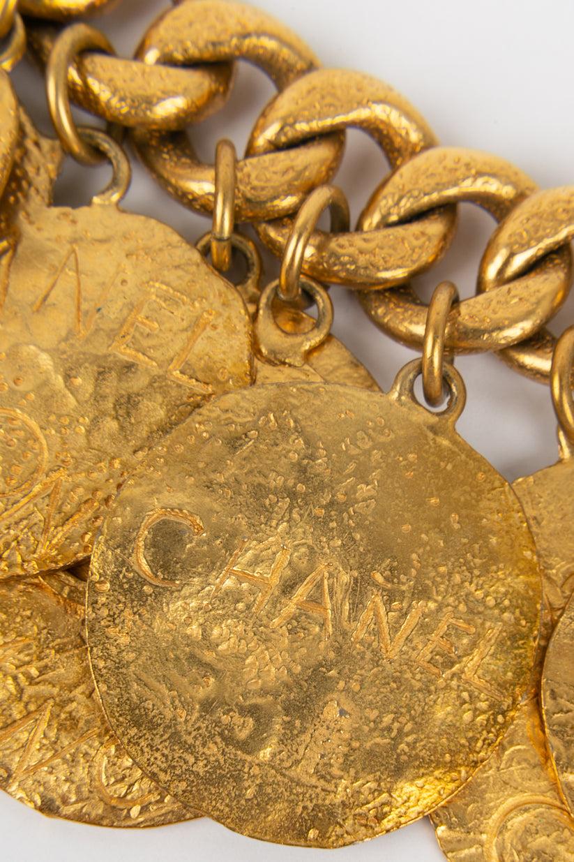 Chanel Collier en métal doré avec plusieurs breloques en vente 2